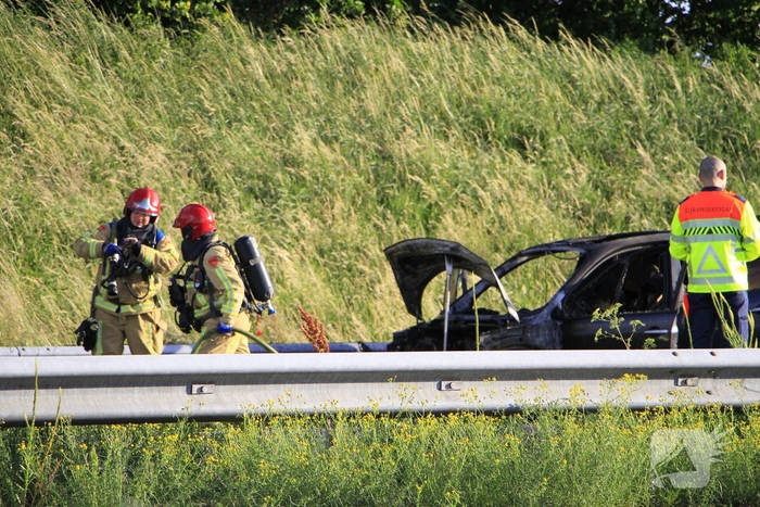 Auto volledig uitgebrand op snelweg