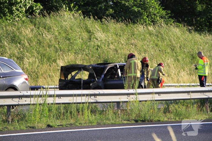 Auto volledig uitgebrand op snelweg