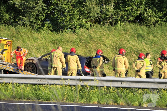 Auto volledig uitgebrand op snelweg