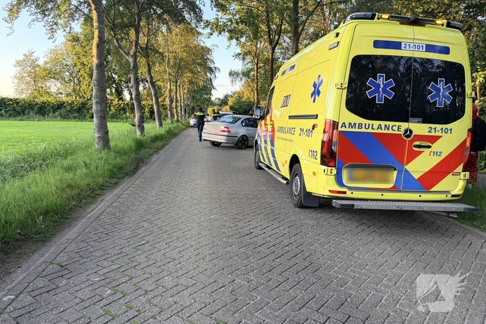 Auto botst op boom, één gewonde