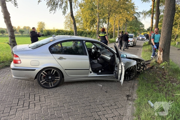 Auto botst op boom, één gewonde