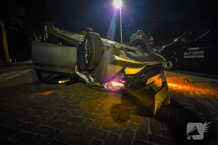 Aanhouding na botsing, auto op op zijn kop