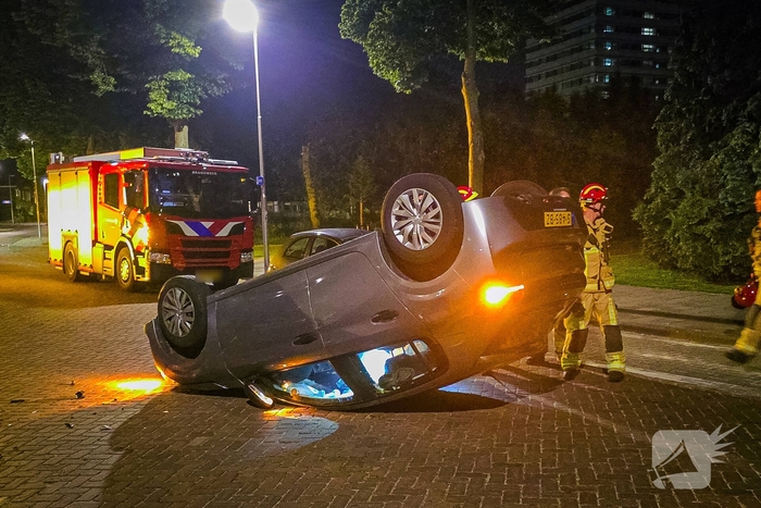 Aanhouding na botsing, auto op op zijn kop