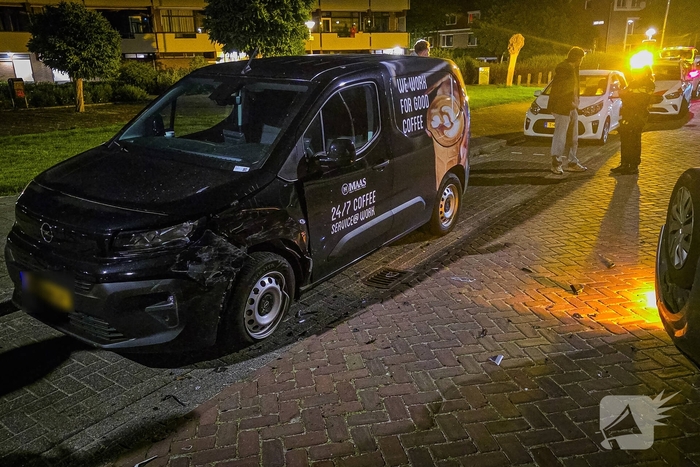 Aanhouding na botsing, auto op op zijn kop