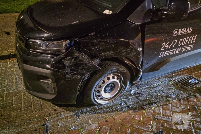 Aanhouding na botsing, auto op op zijn kop