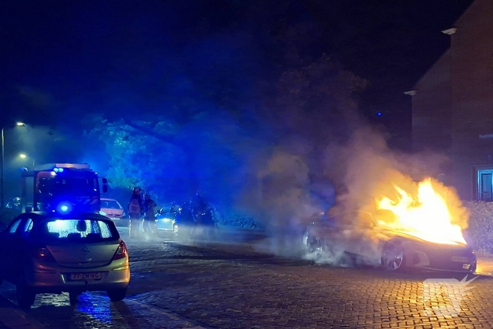 Hulpdiensten snel ter plaatse bij autobrand