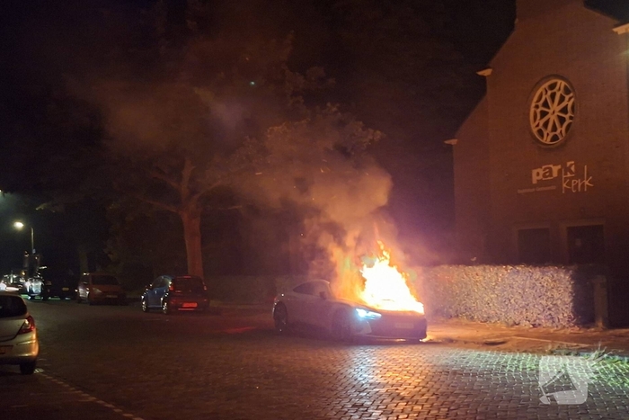 Hulpdiensten snel ter plaatse bij autobrand