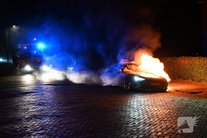 Hulpdiensten snel ter plaatse bij autobrand
