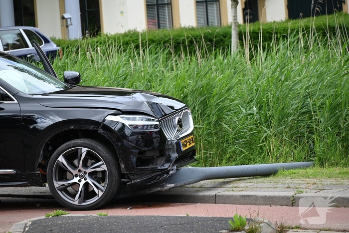 Automobilist verliest controle en botst tegen lantaarnpaal