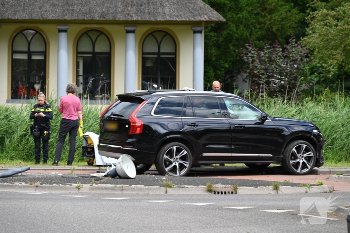 Automobilist verliest controle en botst tegen lantaarnpaal