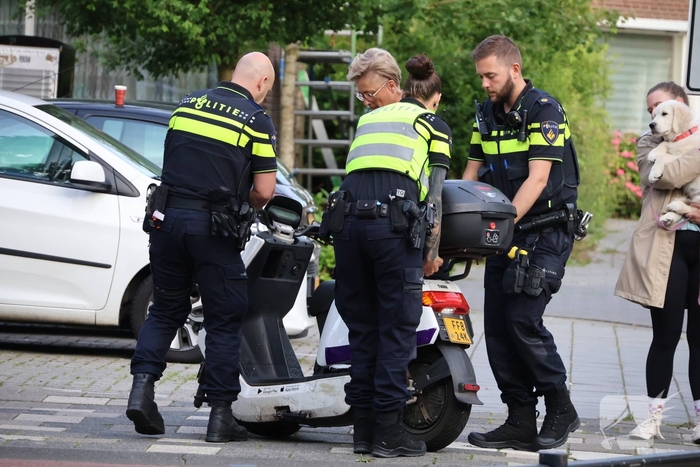 Deelscooter zwaar beschadigd na aanrijding