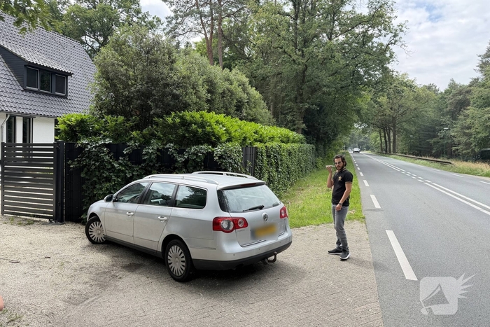 Auto botst tegen hekwerk na ongeval