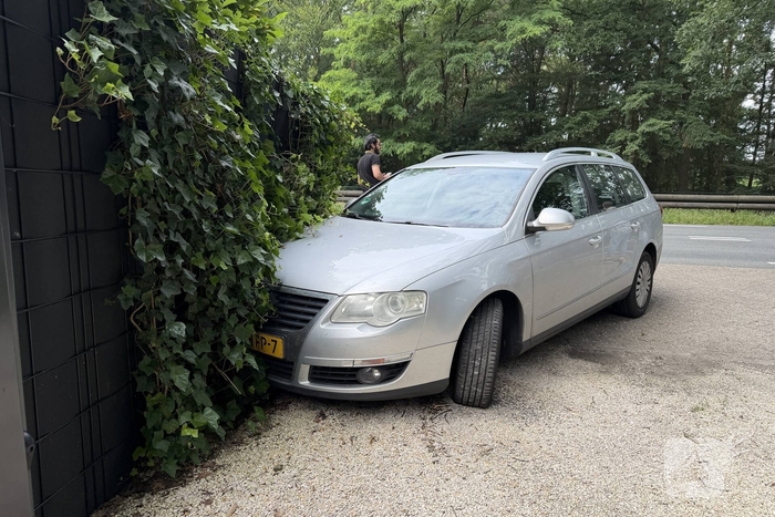 Auto botst tegen hekwerk na ongeval