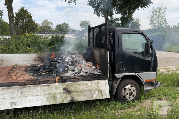 Afval in brand op vrachtwagen