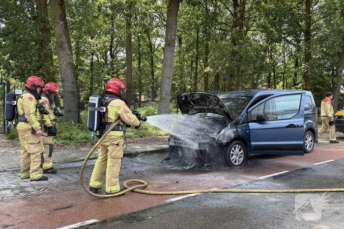 Voertuigbrand in bestelbusje onder controle