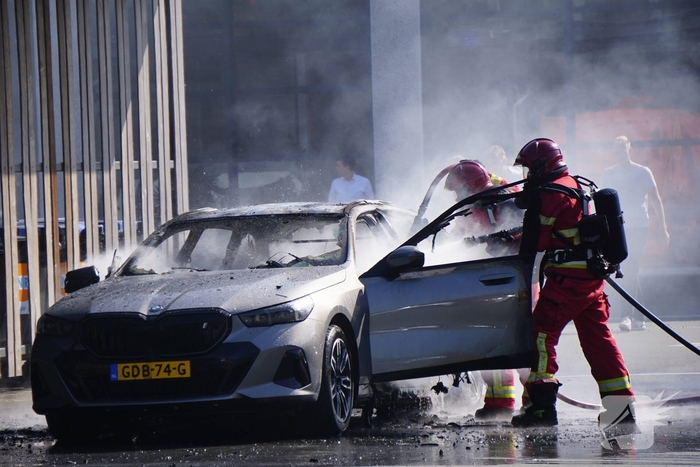 Brand in elektrische auto geblust
