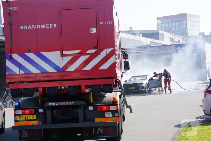 Brand in elektrische auto geblust