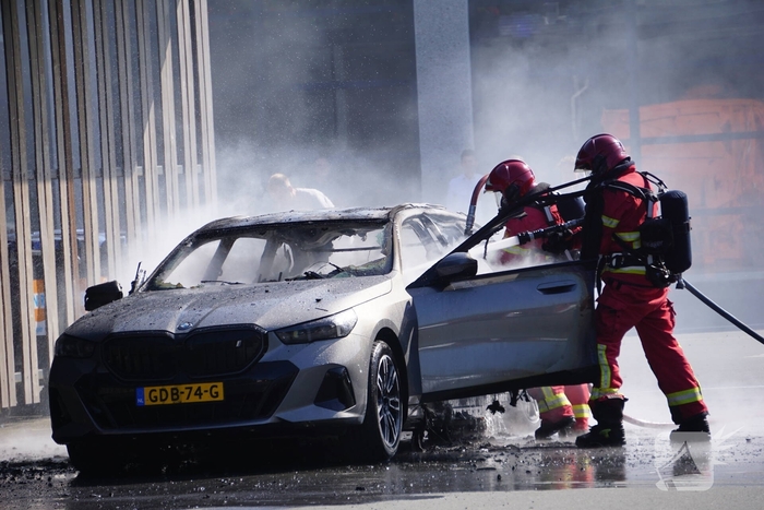 Brand in elektrische auto geblust