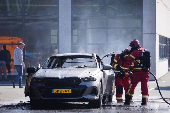 Brand in elektrische auto geblust