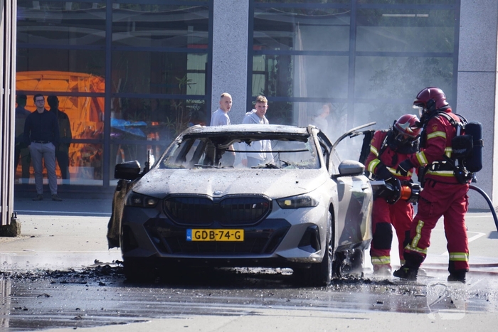 Brand in elektrische auto geblust