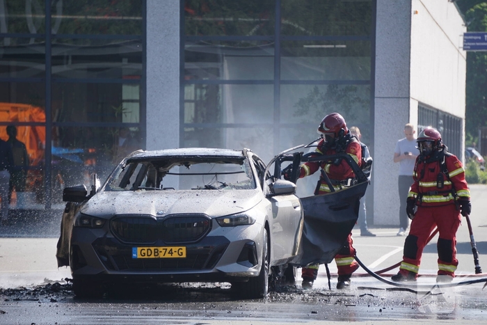 Brand in elektrische auto geblust