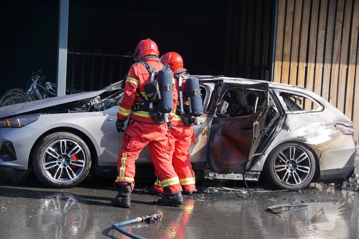 Brand in elektrische auto geblust