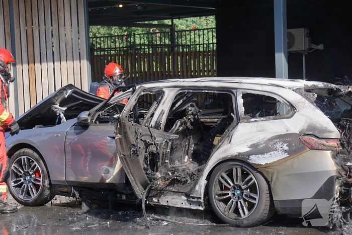 Brand in elektrische auto geblust