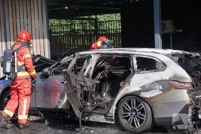Brand in elektrische auto geblust