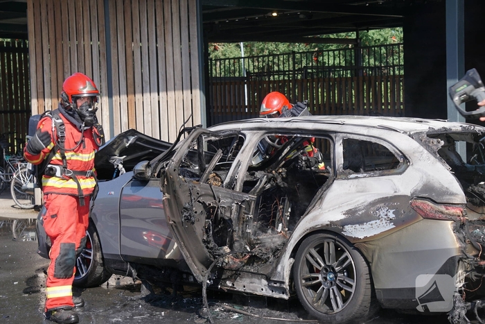 Brand in elektrische auto geblust