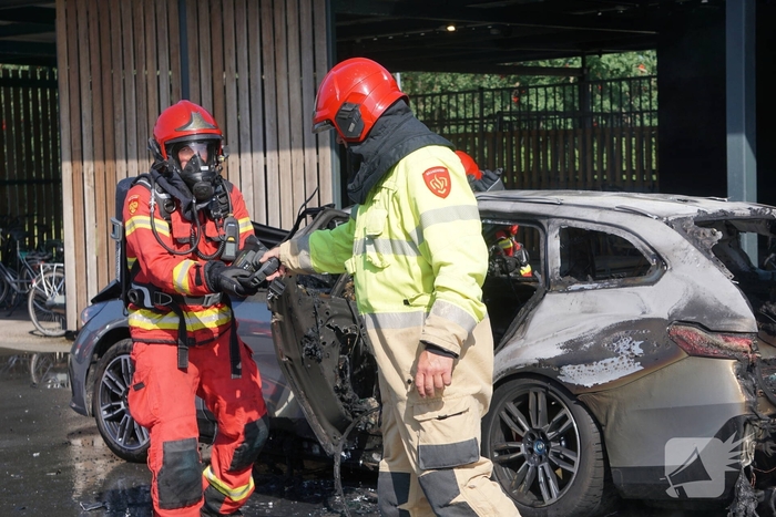 Brand in elektrische auto geblust