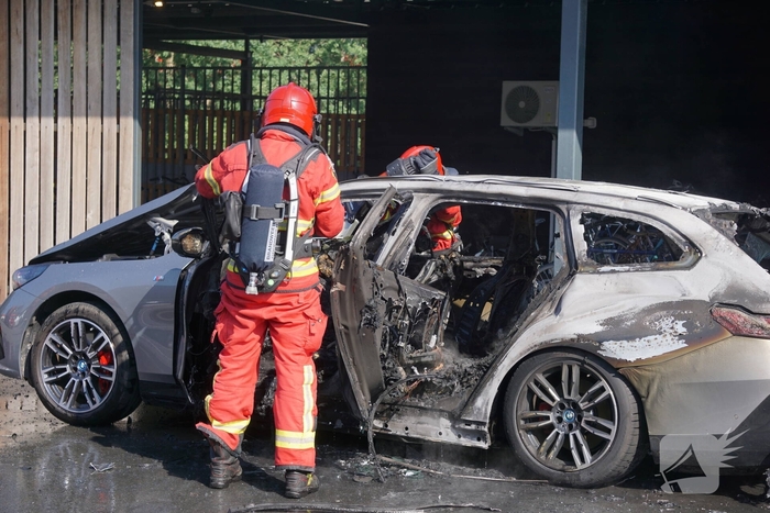 Brand in elektrische auto geblust