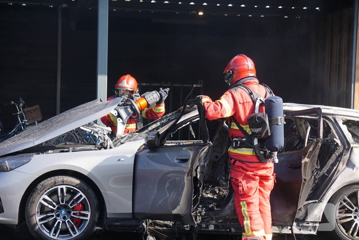 Brand in elektrische auto geblust
