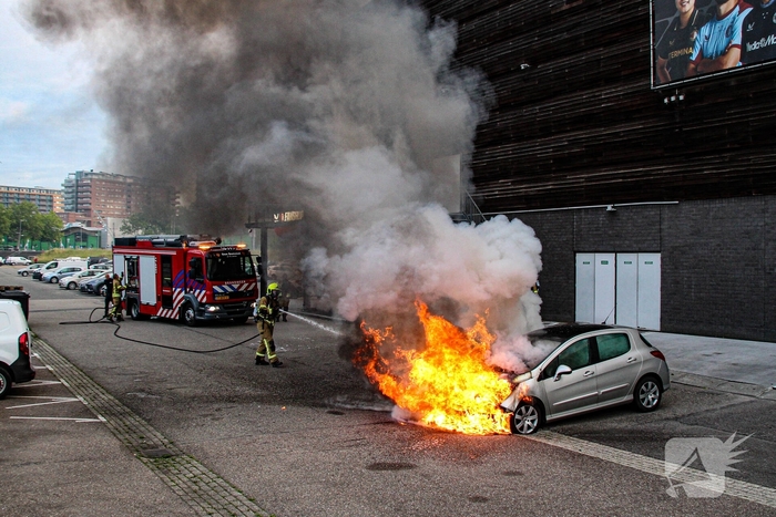 Brand in auto zorgt voor flinke rookontwikkeling
