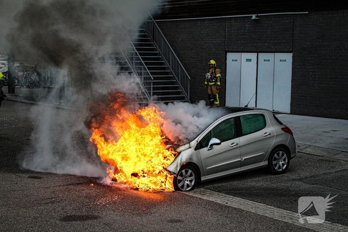 Brand in auto zorgt voor flinke rookontwikkeling