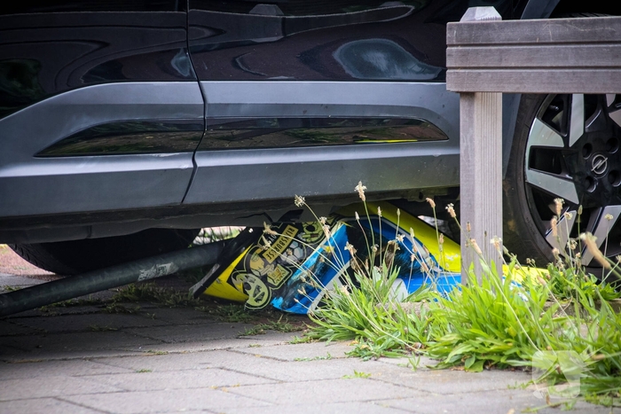 Automobilist botst tegen verkeersbord