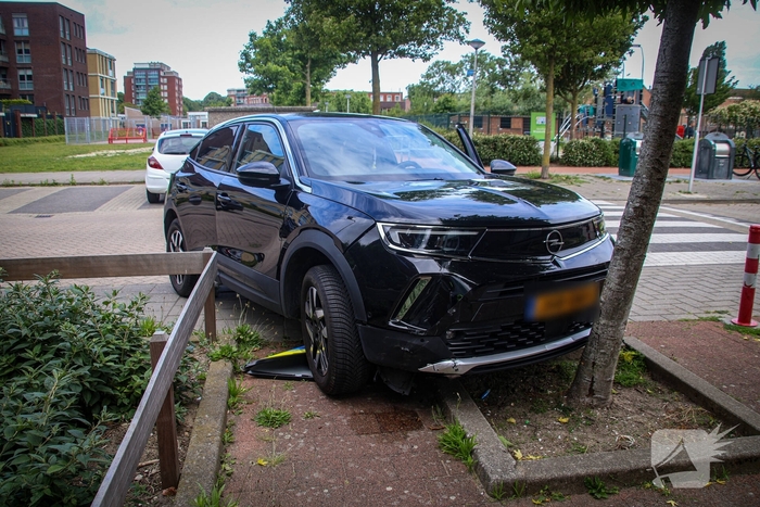 Automobilist botst tegen verkeersbord