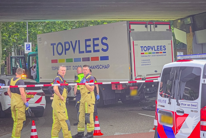 Fietser raakt zwaargewond bij aanrijding met vrachtwagen
