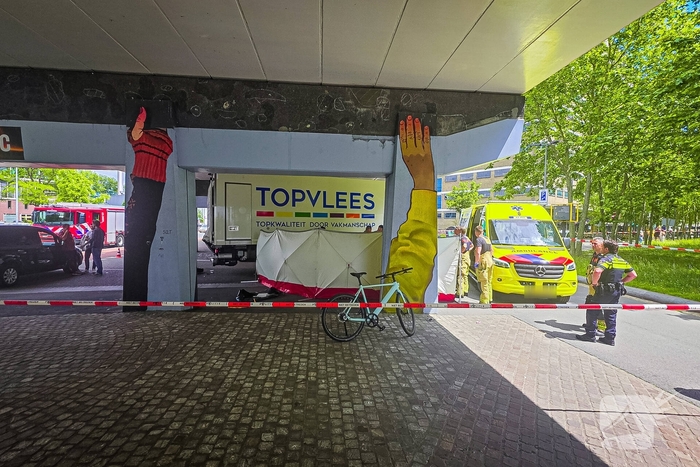 Fietser raakt zwaargewond bij aanrijding met vrachtwagen