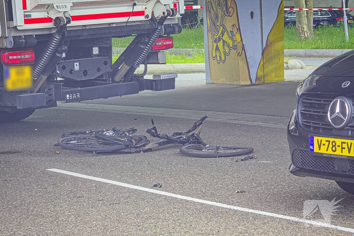 Fietser raakt zwaargewond bij aanrijding met vrachtwagen