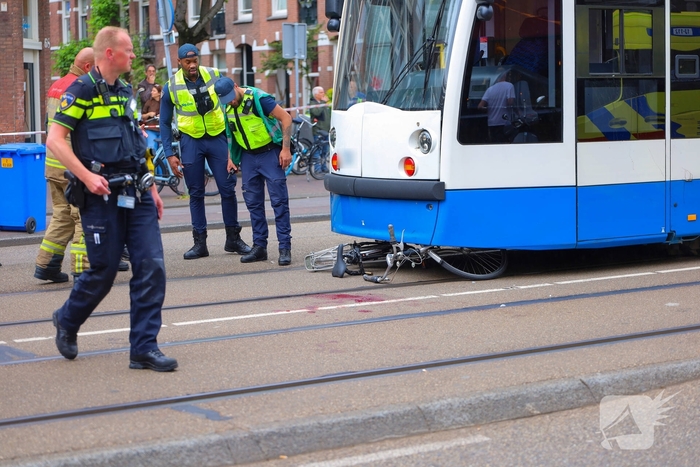 Fietser zwaargewond na aanrijding met tram