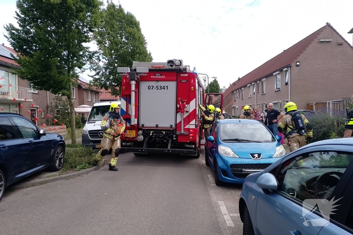 Brandweer blust woningbrand in Velp