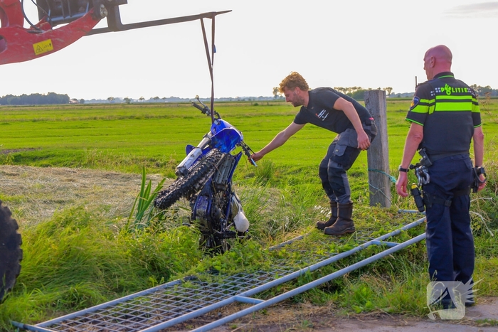 Motorrijder raakt gewond bij ongeval en belandt in sloot