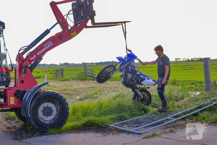 Motorrijder raakt gewond bij ongeval en belandt in sloot