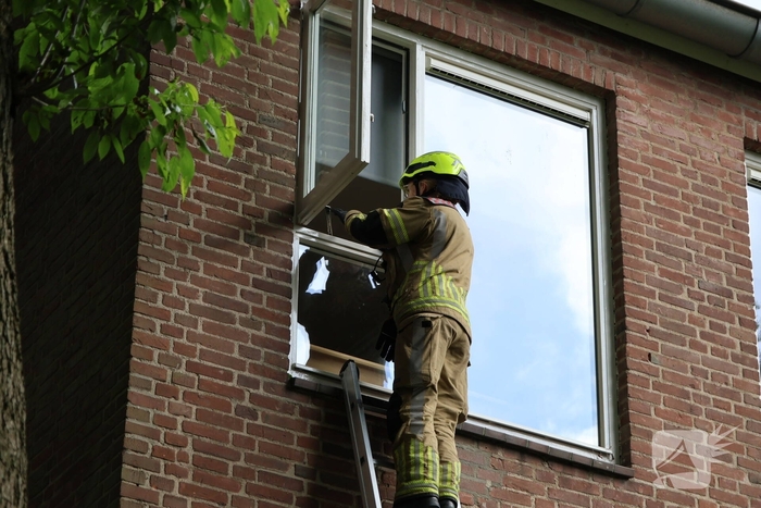 Bewoner buitengesloten met oven aan