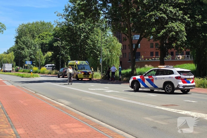 Fietser gecontroleerd na aanrijding met auto op kruising