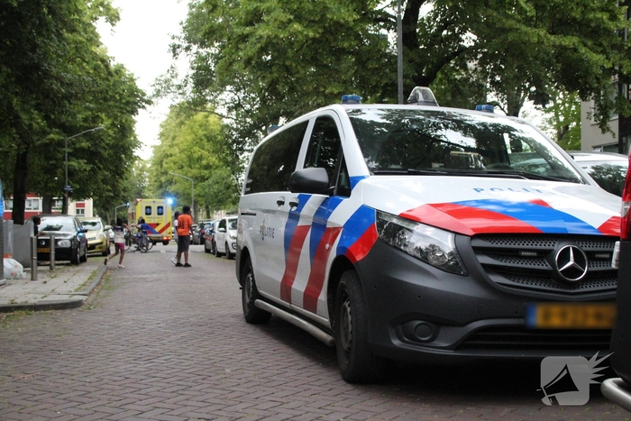 Kindje valt uit appartement en raakt gewond