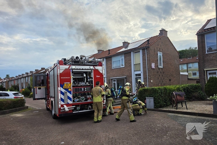 Flinke rookontwikkeling bij containerbrand achter woning