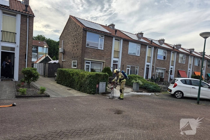 Flinke rookontwikkeling bij containerbrand achter woning