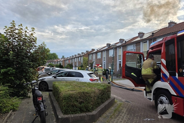 Flinke rookontwikkeling bij containerbrand achter woning