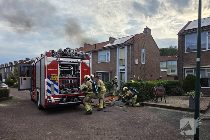 Flinke rookontwikkeling bij containerbrand achter woning